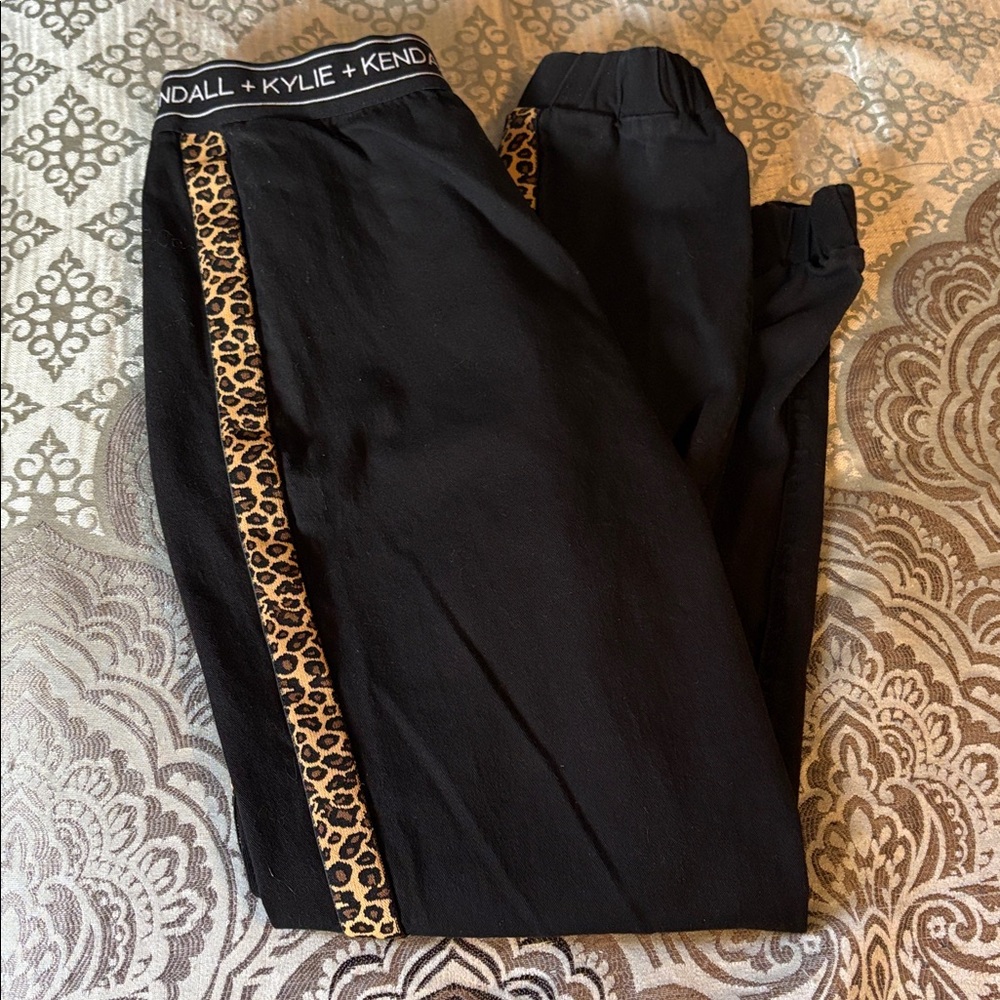 Kendall + Kylie Med. black denim jogger pants, w/leopard stripes